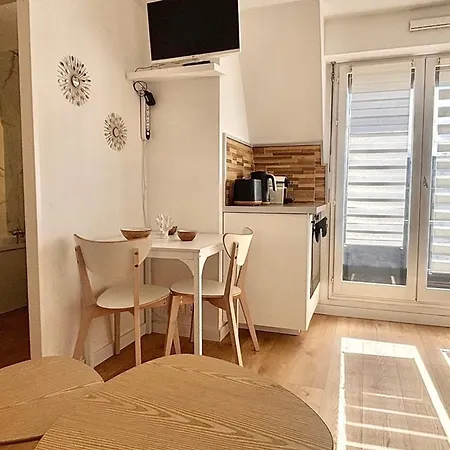 Bright Seafront Balcony & Parking Villers-sur-Mer